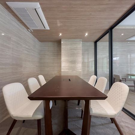 Ramada By Wyndham Bangkok Ten Ekamai Residences Extérieur photo