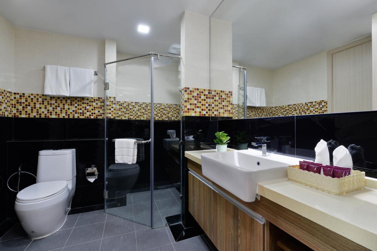 Ramada By Wyndham Bangkok Ten Ekamai Residences Extérieur photo