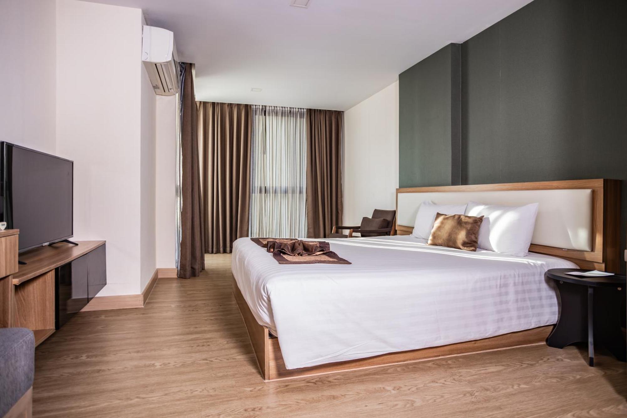 Ramada By Wyndham Bangkok Ten Ekamai Residences Extérieur photo