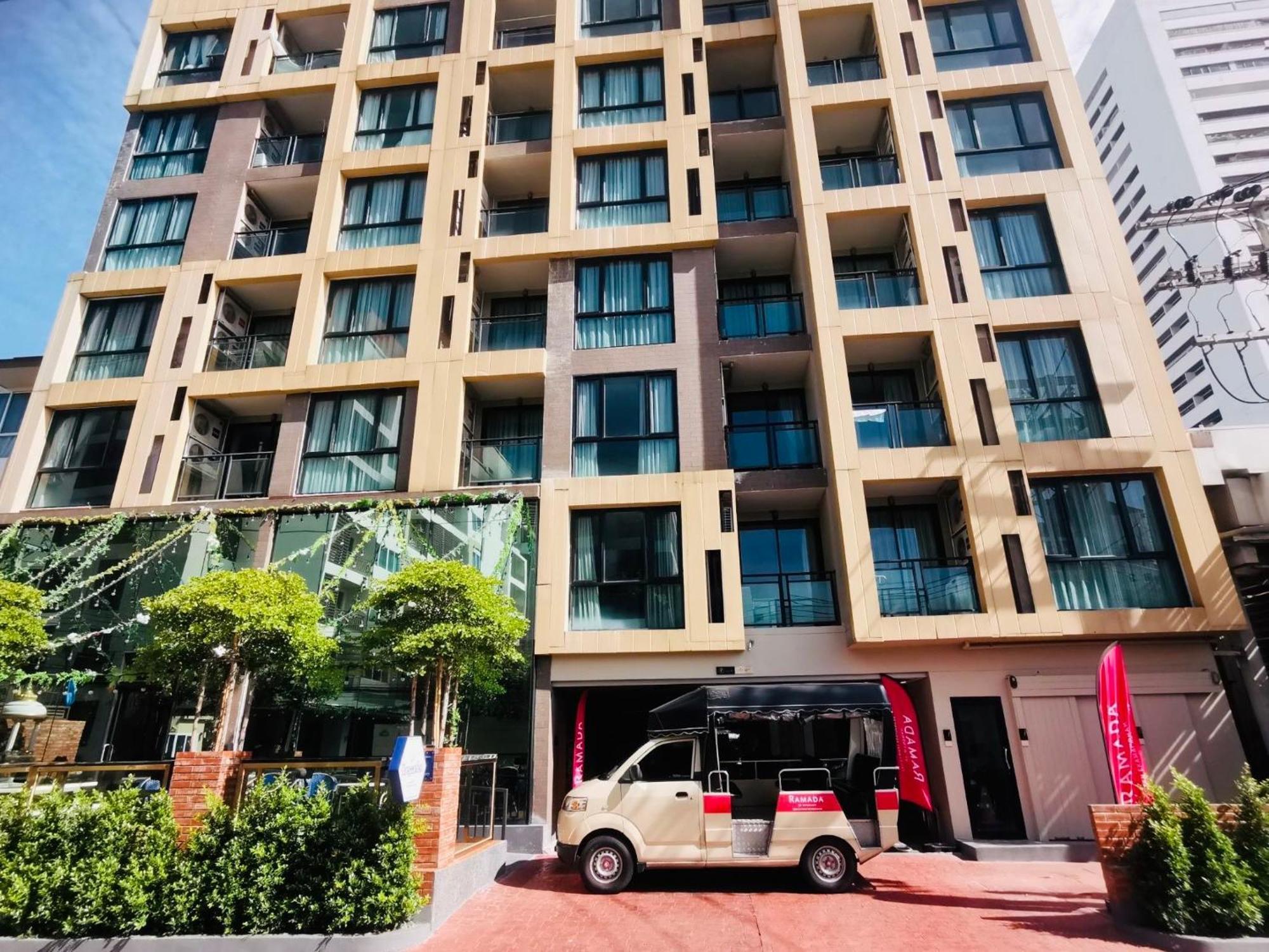 Ramada By Wyndham Bangkok Ten Ekamai Residences Extérieur photo