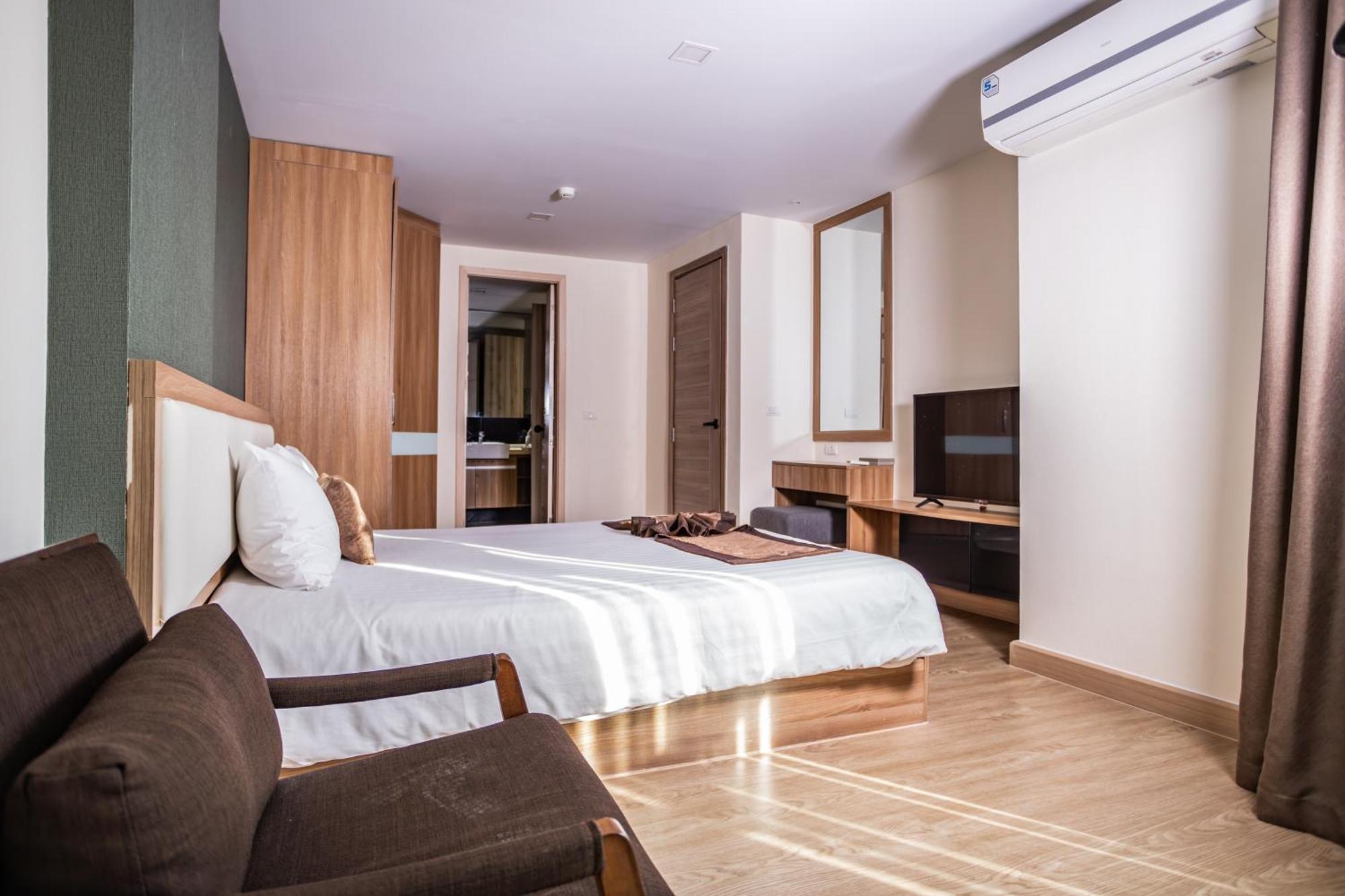 Ramada By Wyndham Bangkok Ten Ekamai Residences Extérieur photo