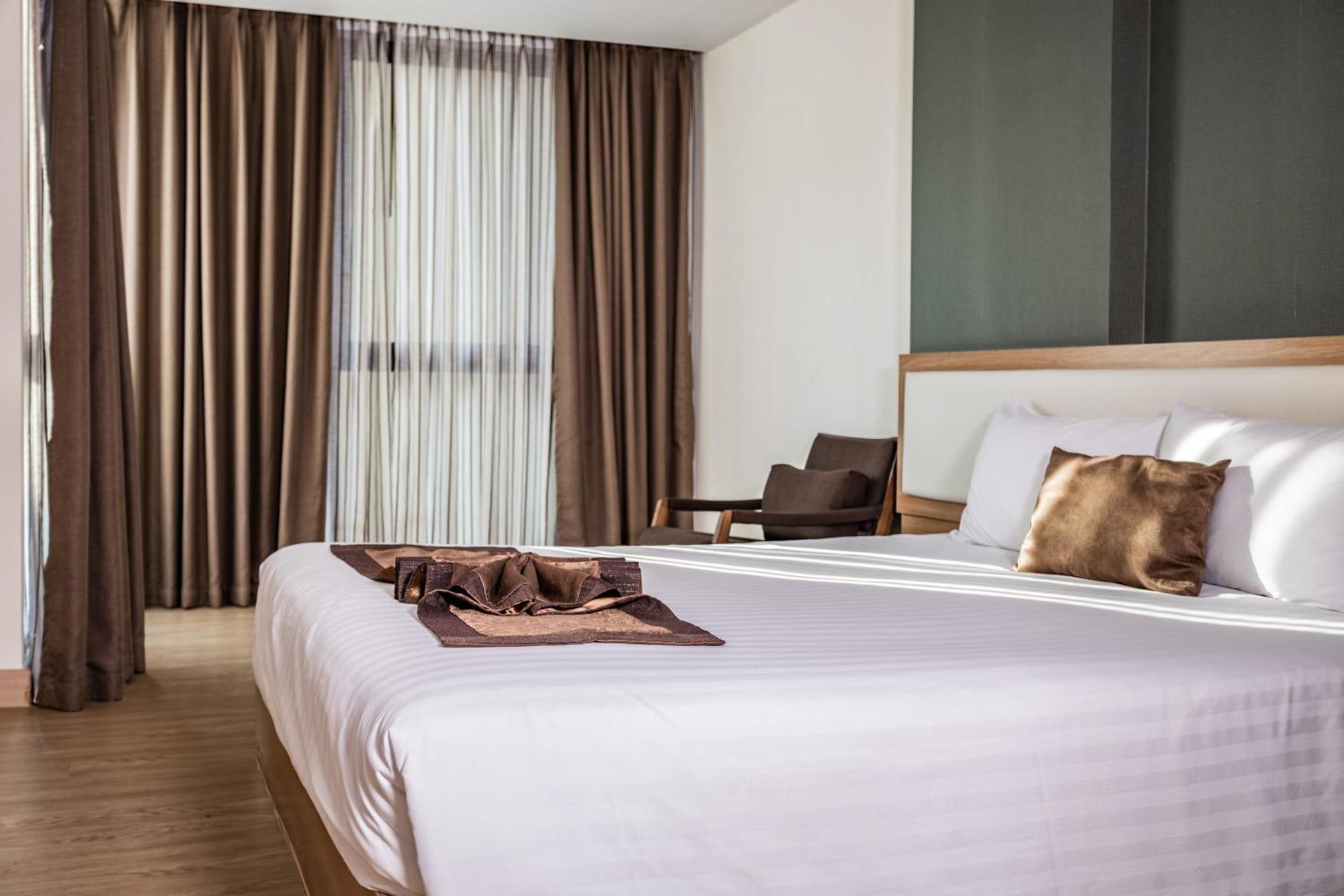 Ramada By Wyndham Bangkok Ten Ekamai Residences Extérieur photo