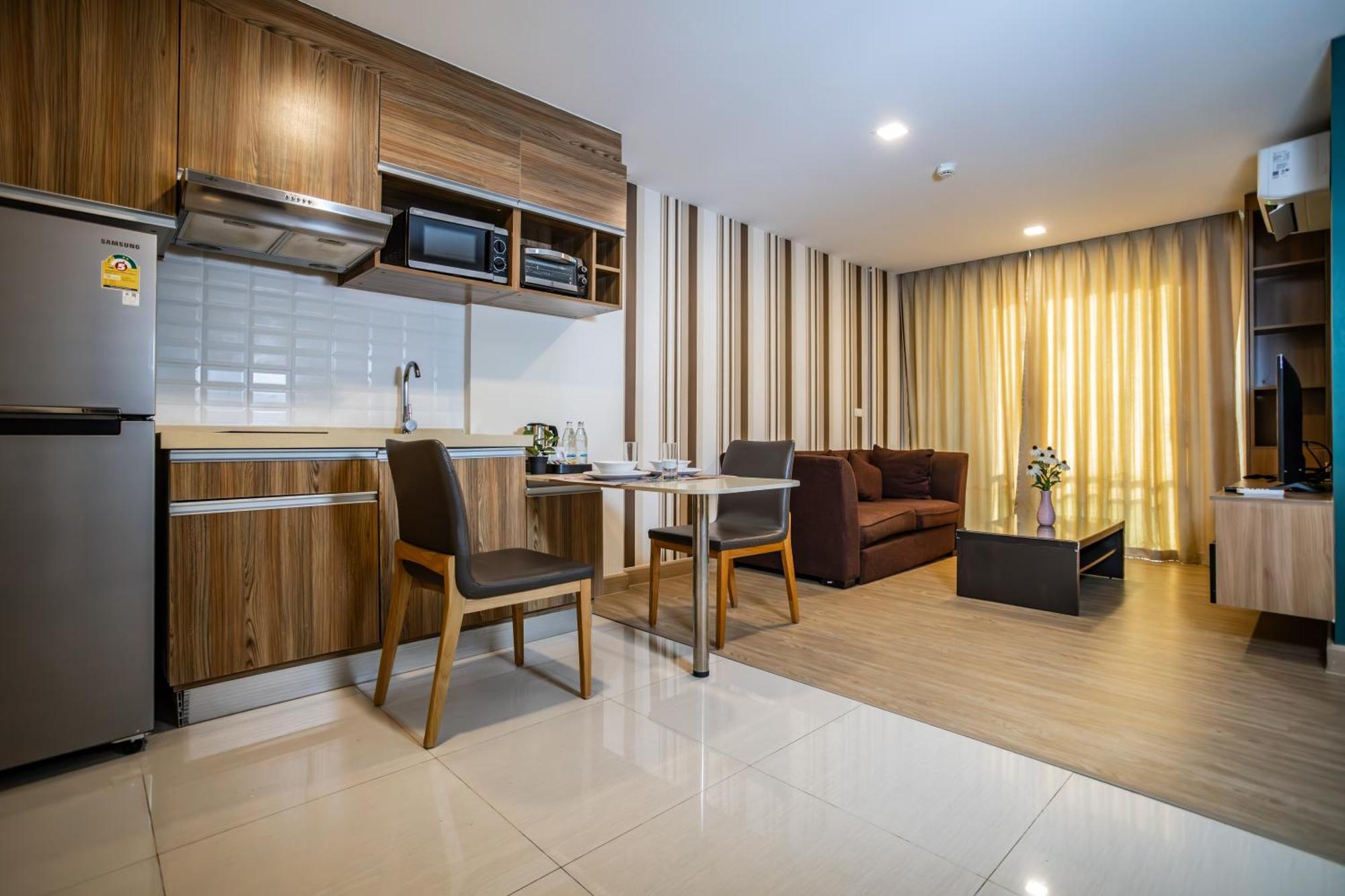Ramada By Wyndham Bangkok Ten Ekamai Residences Extérieur photo