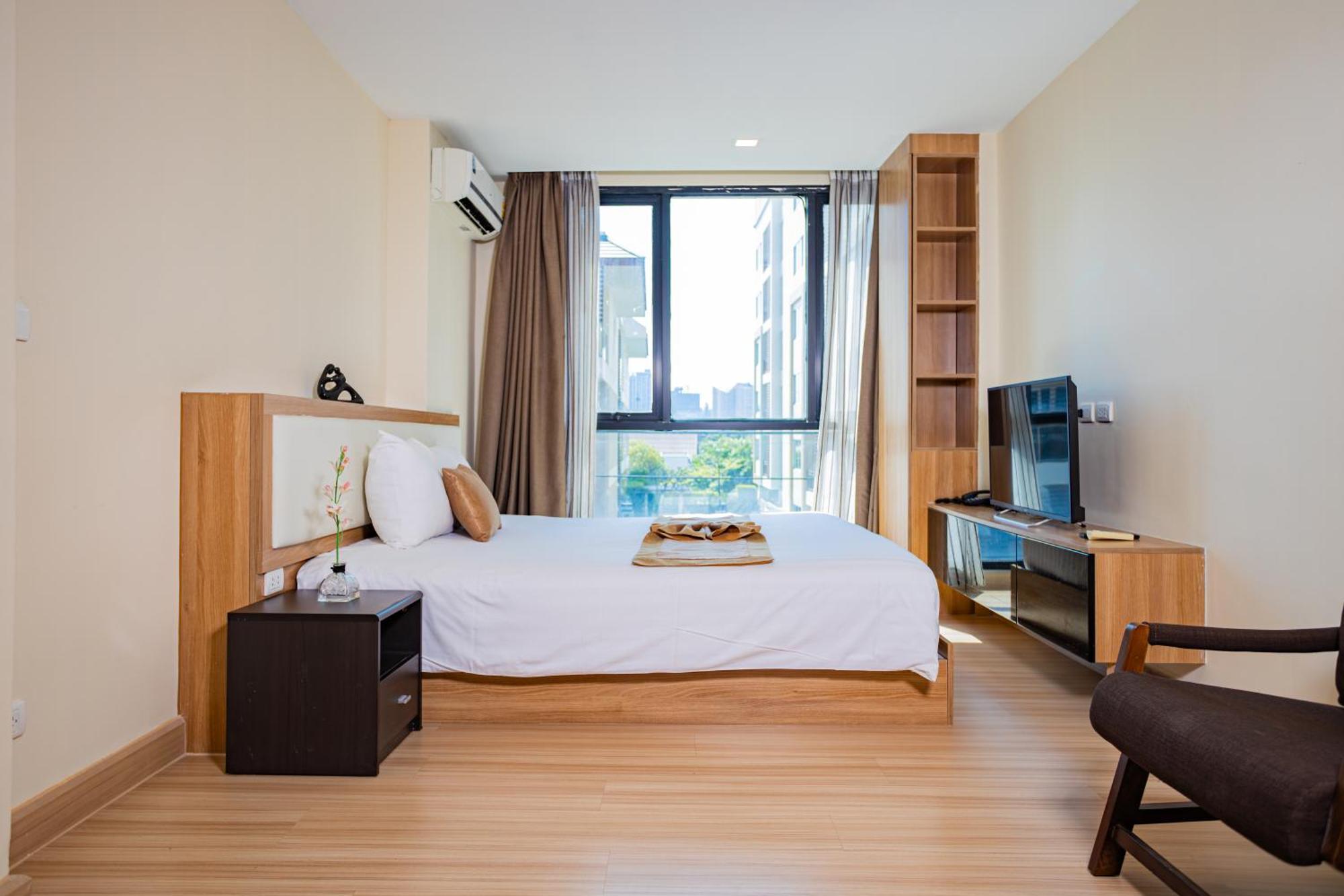 Ramada By Wyndham Bangkok Ten Ekamai Residences Extérieur photo
