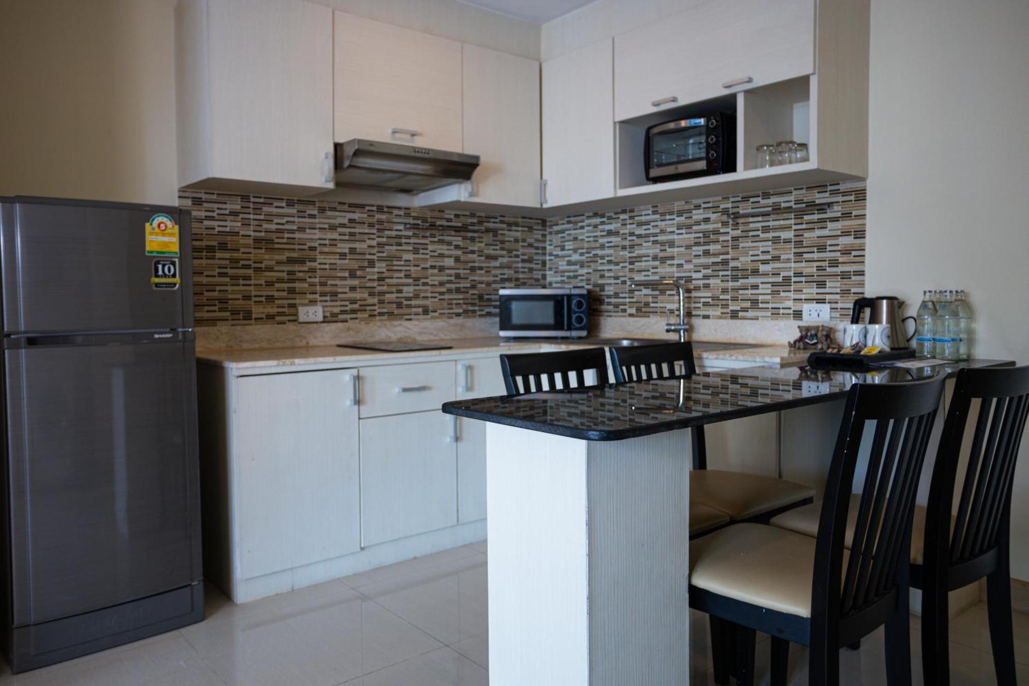 Ramada By Wyndham Bangkok Ten Ekamai Residences Extérieur photo