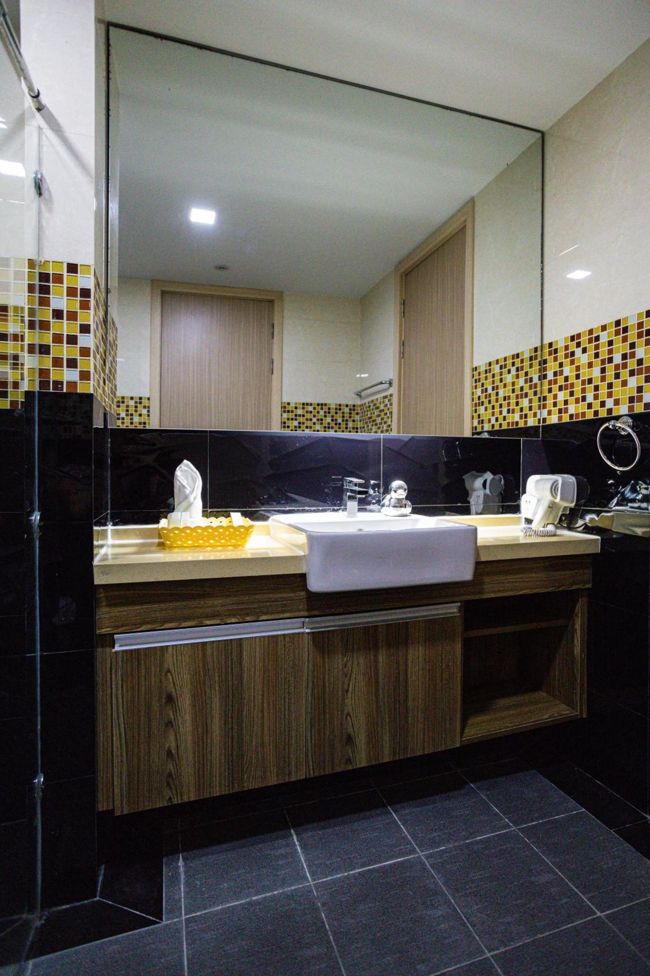 Ramada By Wyndham Bangkok Ten Ekamai Residences Extérieur photo