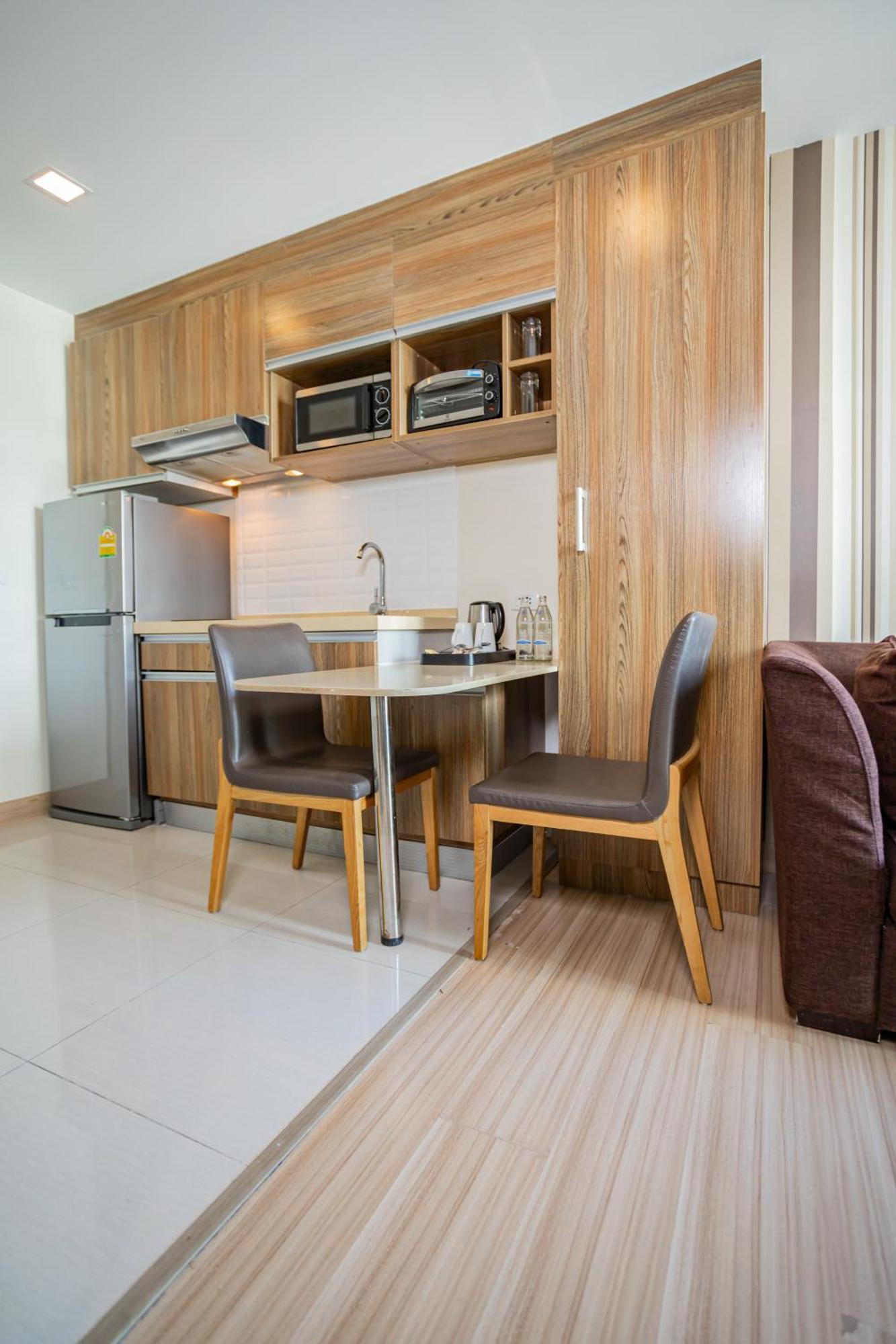 Ramada By Wyndham Bangkok Ten Ekamai Residences Extérieur photo