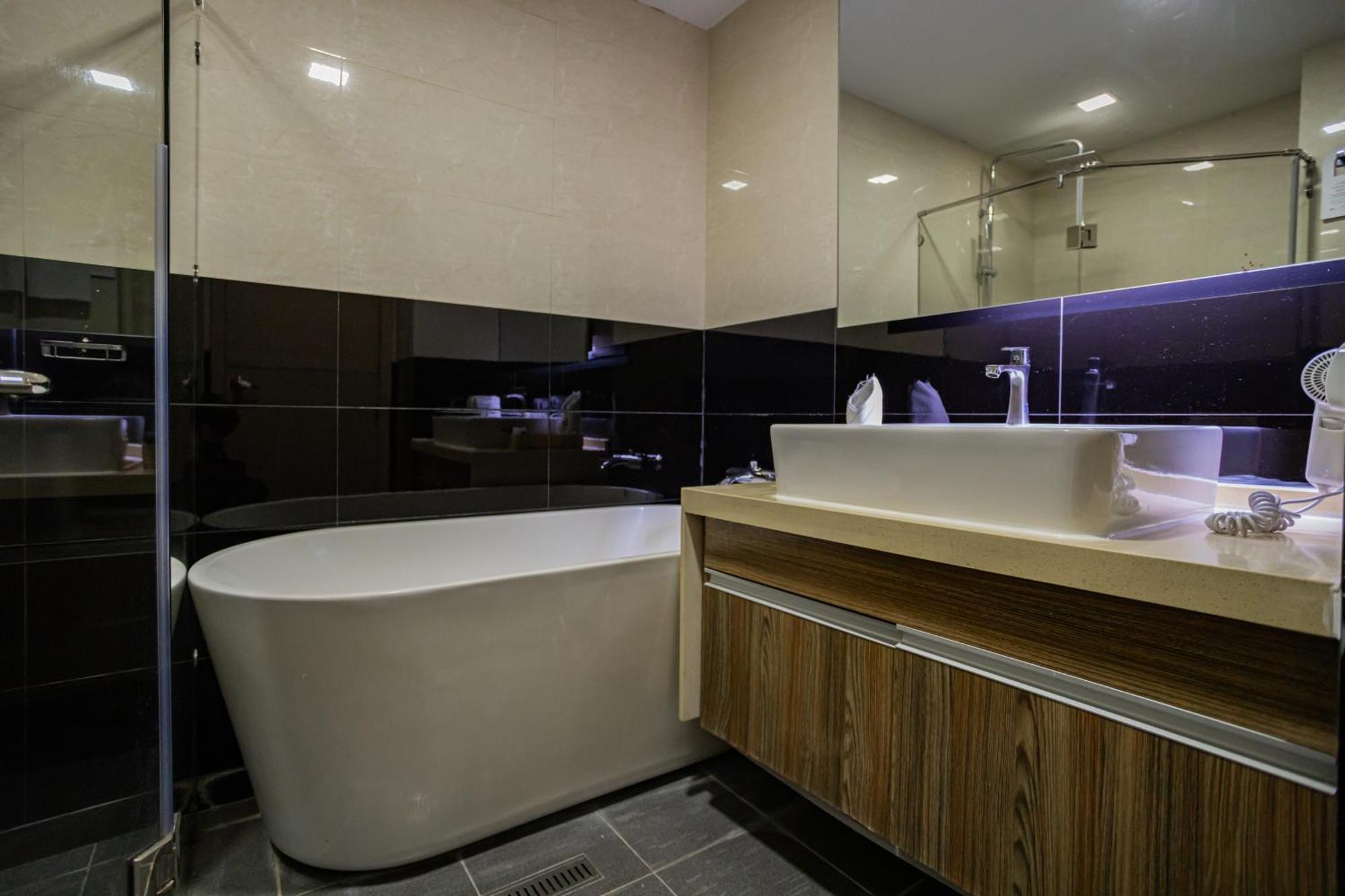 Ramada By Wyndham Bangkok Ten Ekamai Residences Extérieur photo
