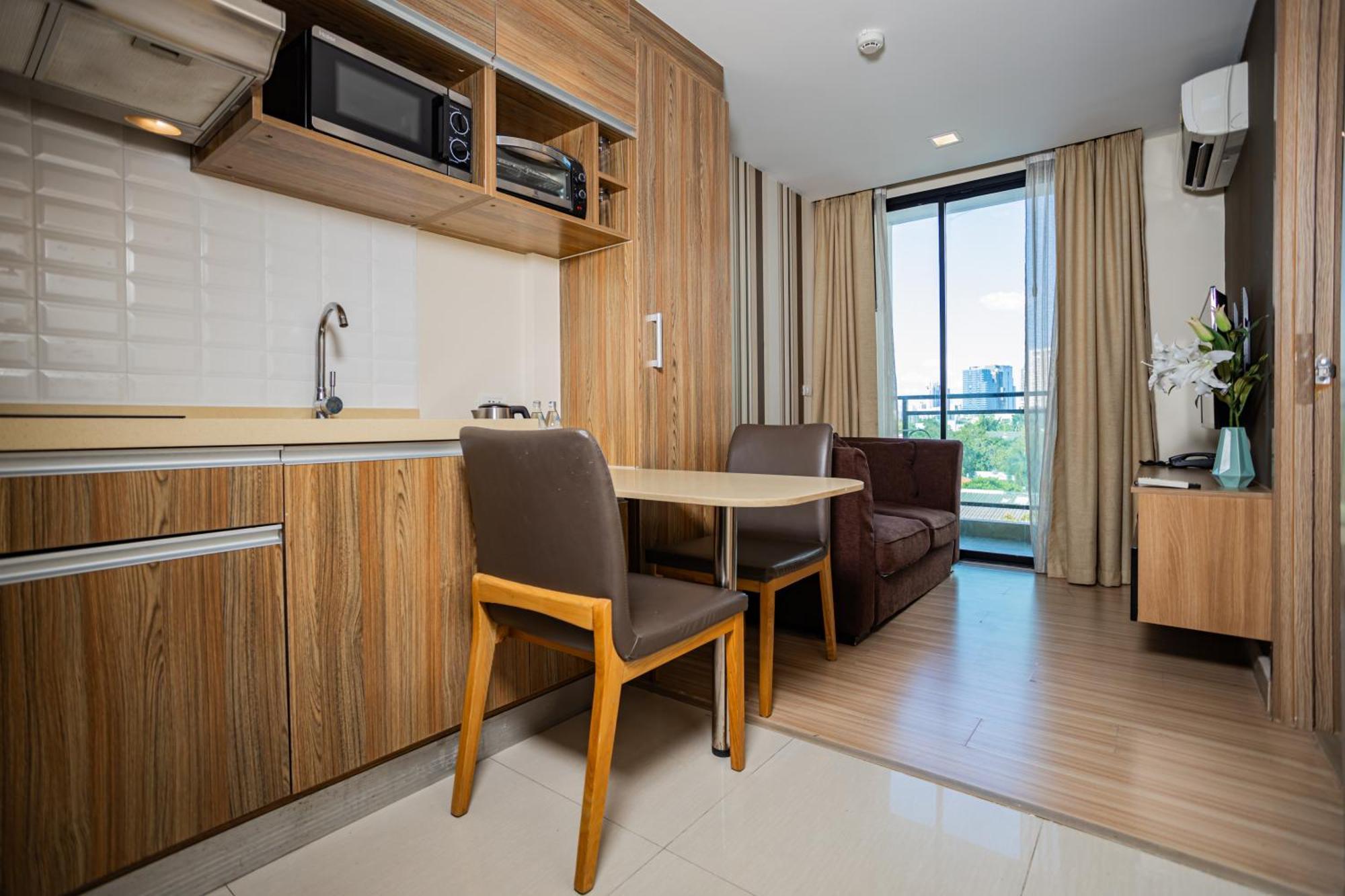 Ramada By Wyndham Bangkok Ten Ekamai Residences Extérieur photo