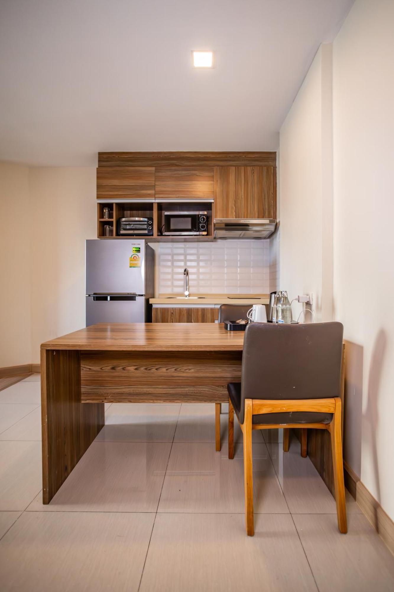 Ramada By Wyndham Bangkok Ten Ekamai Residences Extérieur photo