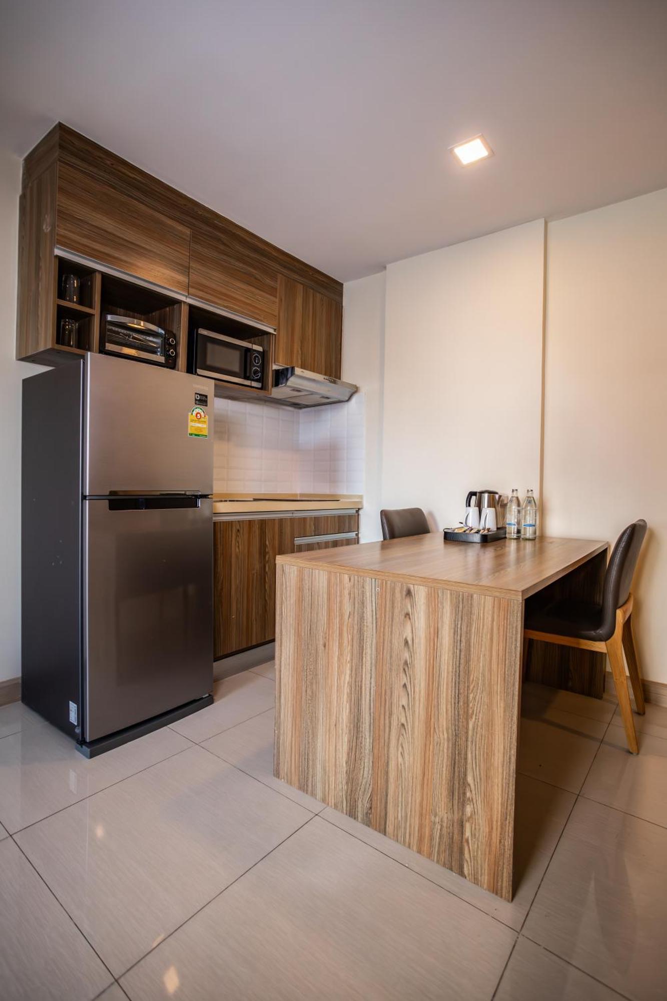 Ramada By Wyndham Bangkok Ten Ekamai Residences Extérieur photo