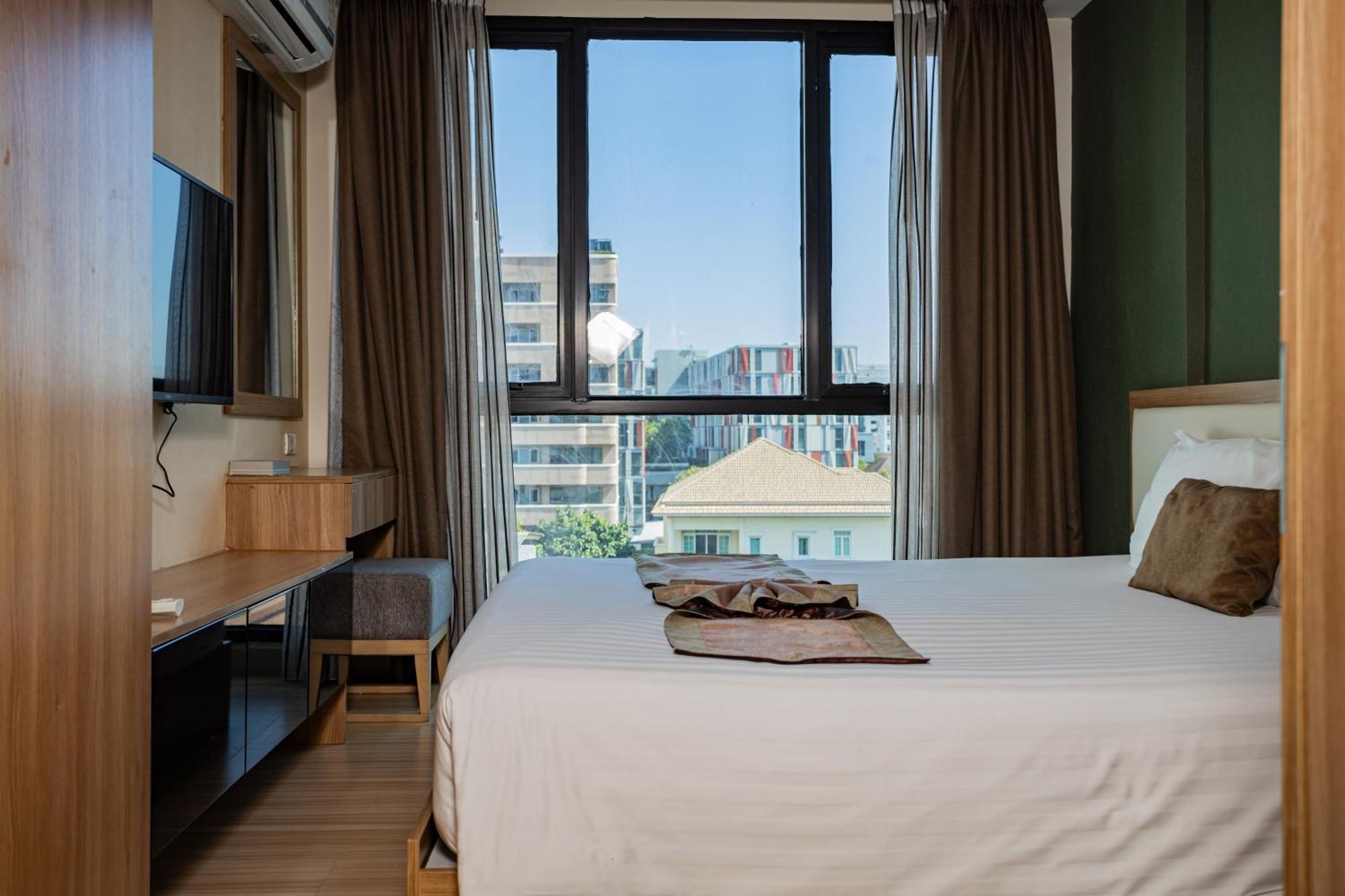 Ramada By Wyndham Bangkok Ten Ekamai Residences Extérieur photo