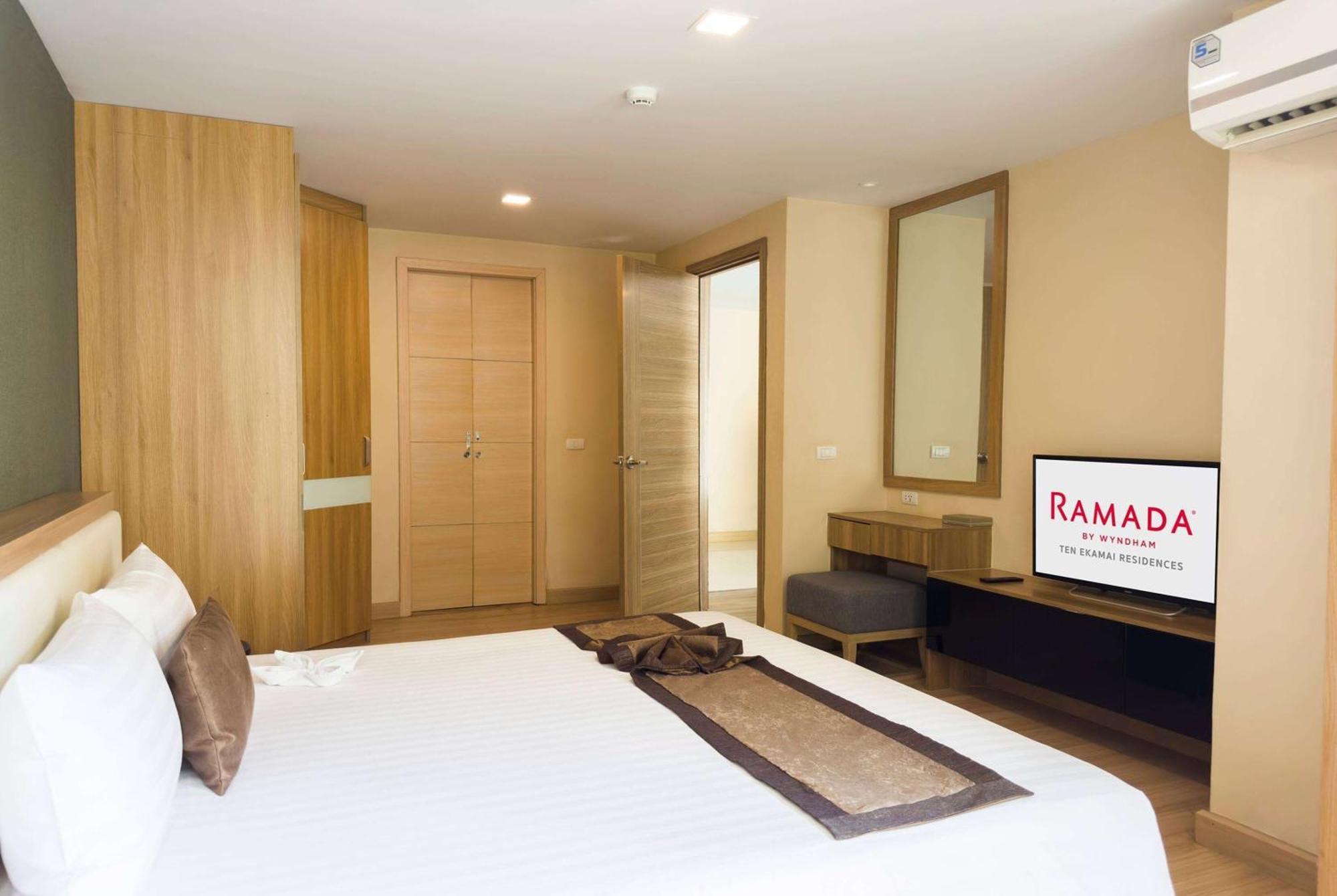 Ramada By Wyndham Bangkok Ten Ekamai Residences Extérieur photo