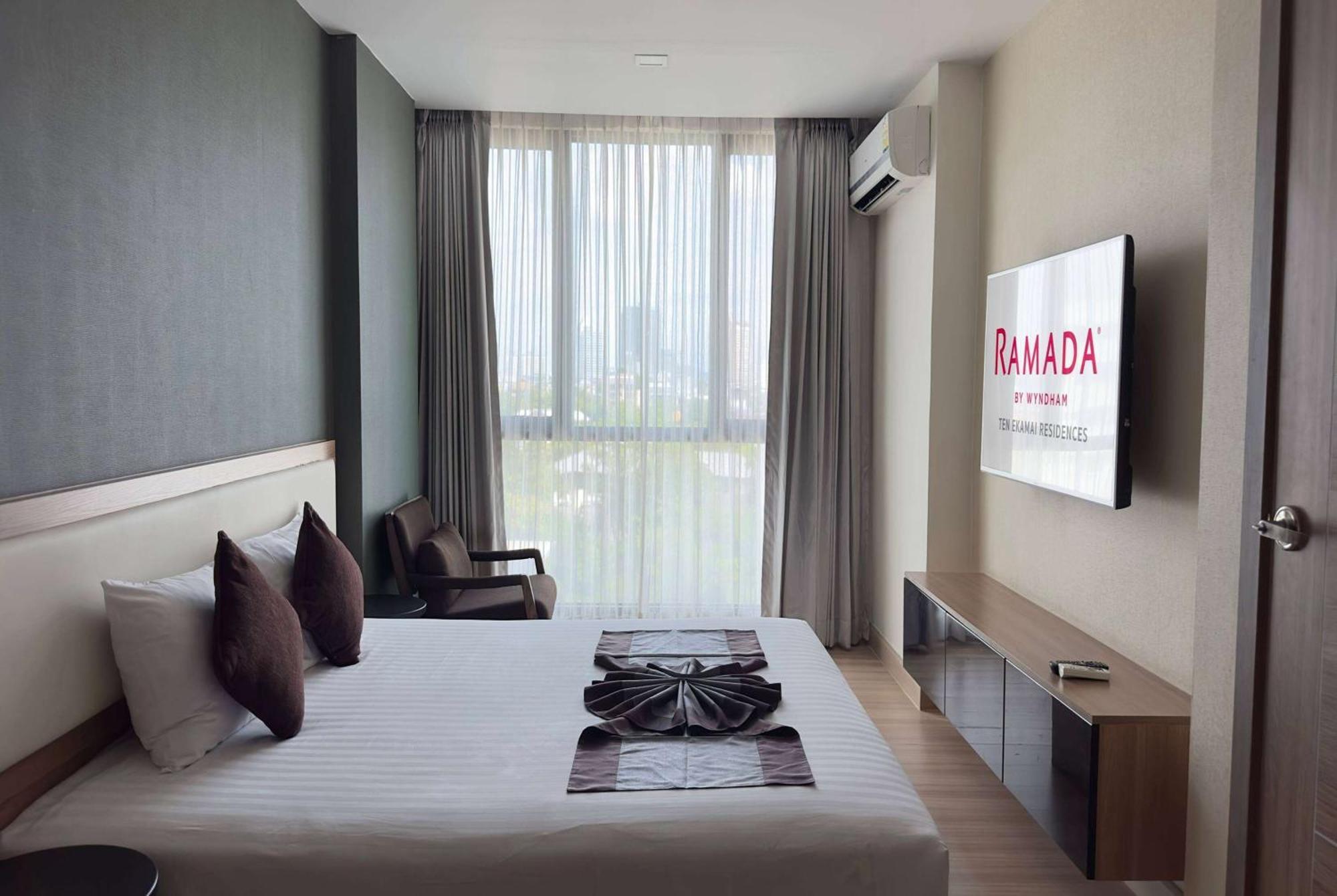 Ramada By Wyndham Bangkok Ten Ekamai Residences Extérieur photo