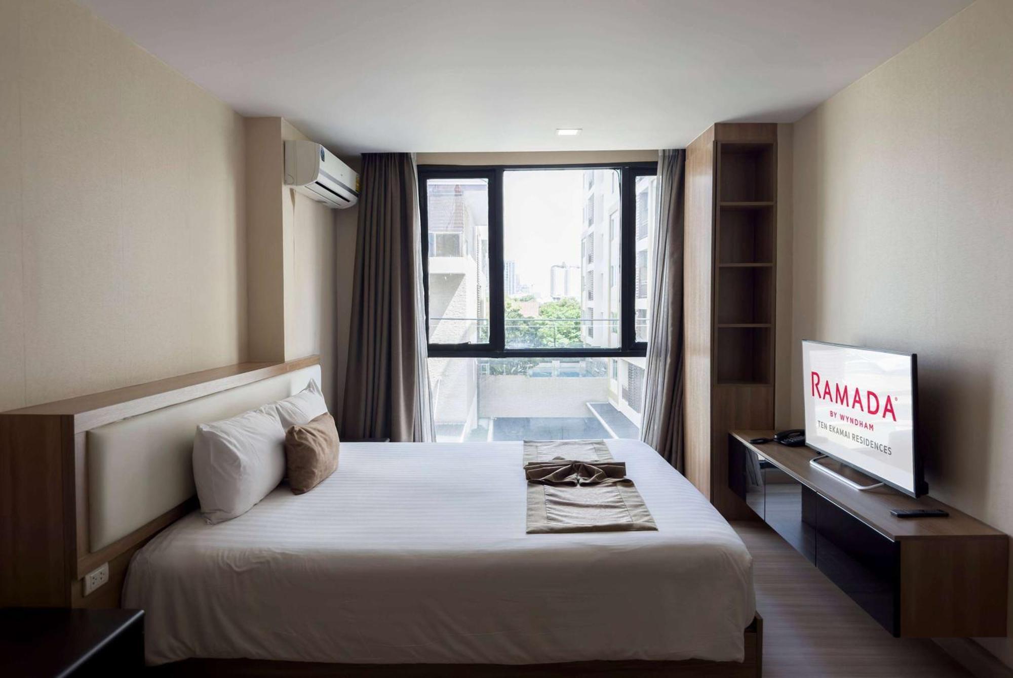 Ramada By Wyndham Bangkok Ten Ekamai Residences Extérieur photo