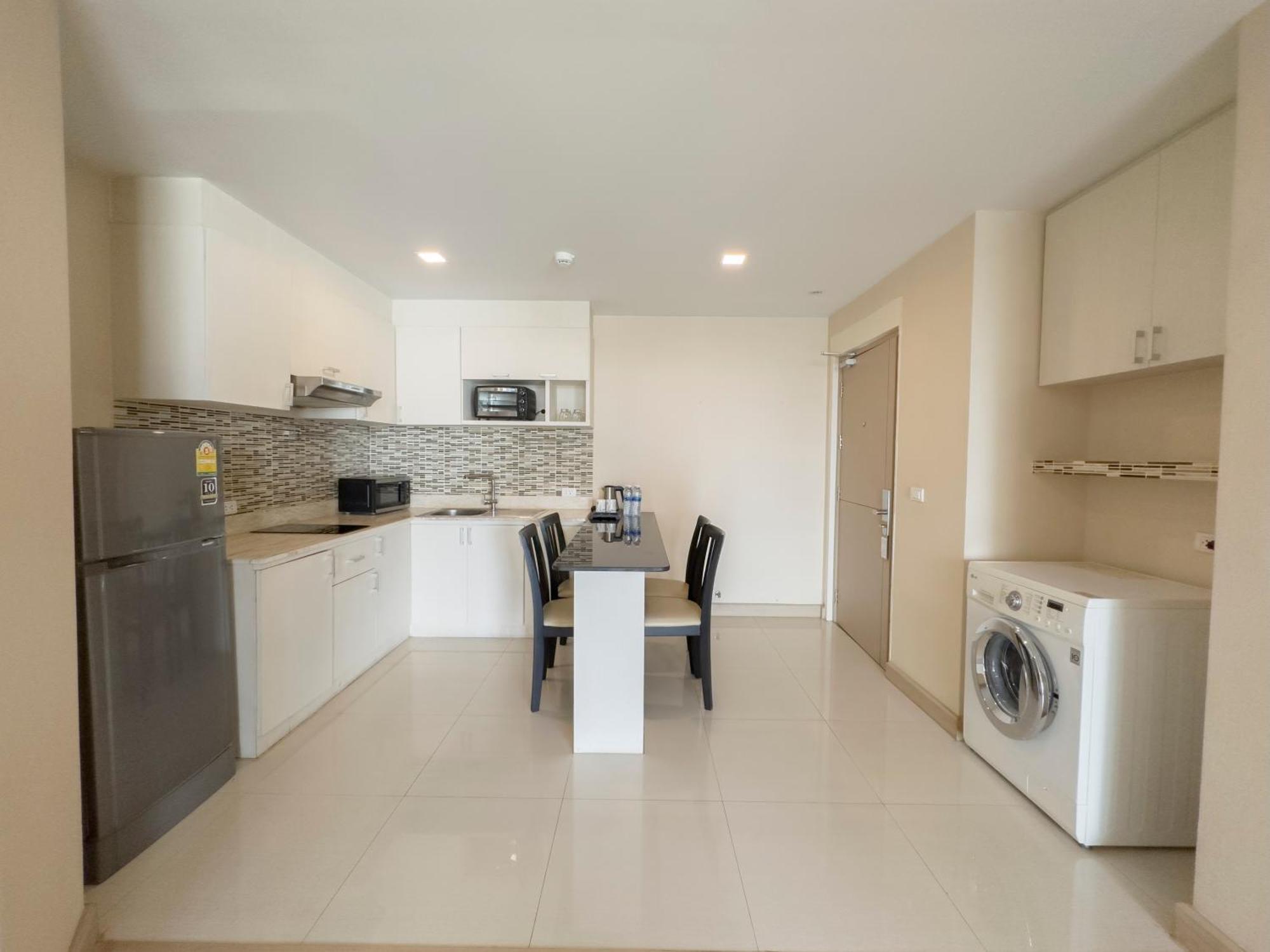 Ramada By Wyndham Bangkok Ten Ekamai Residences Extérieur photo