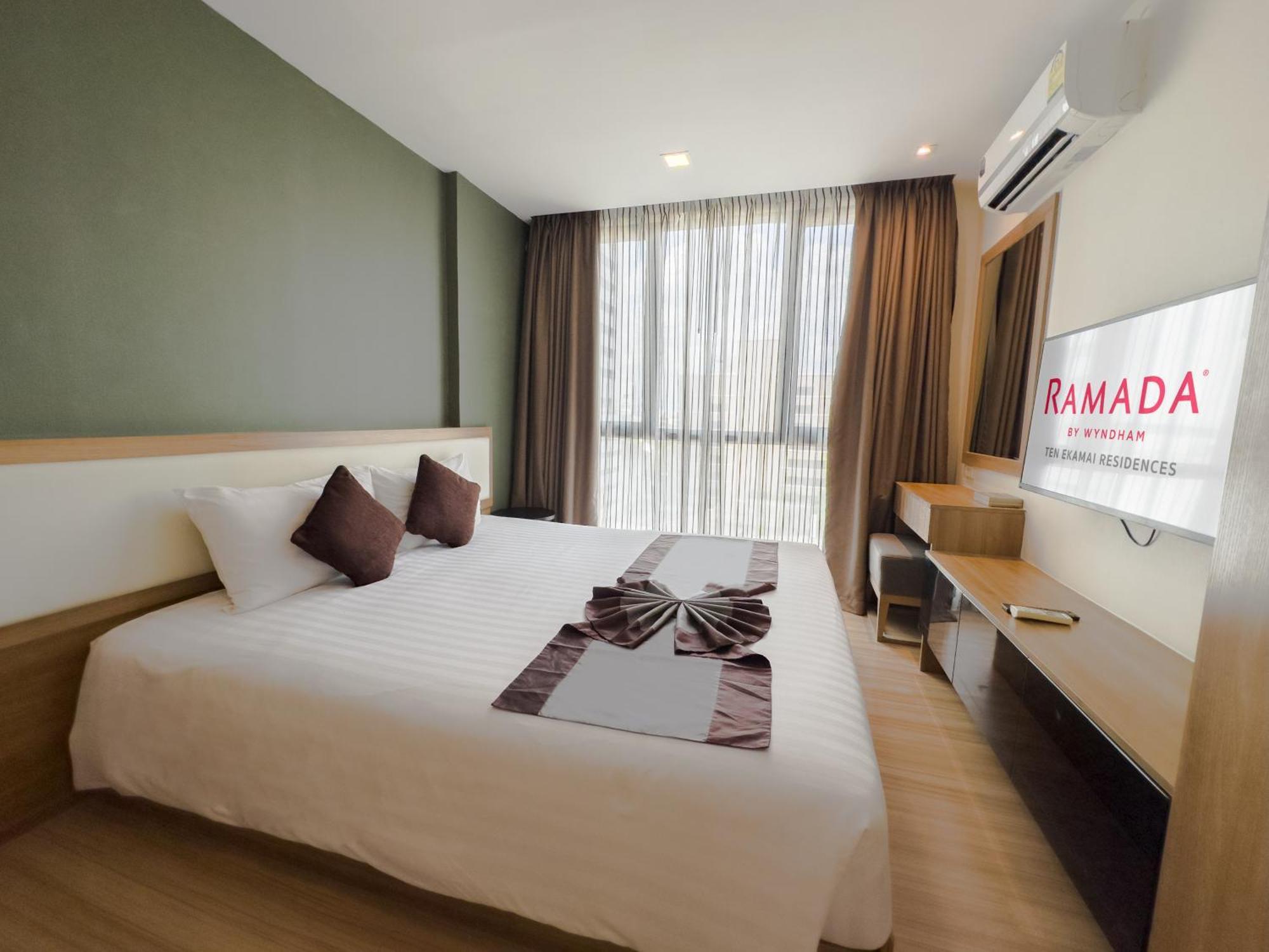 Ramada By Wyndham Bangkok Ten Ekamai Residences Extérieur photo
