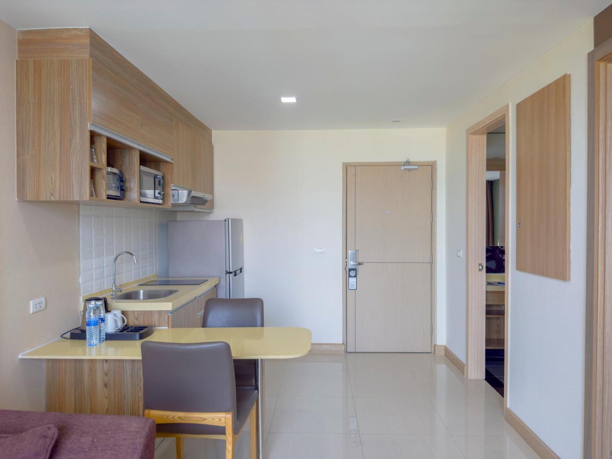 Ramada By Wyndham Bangkok Ten Ekamai Residences Extérieur photo
