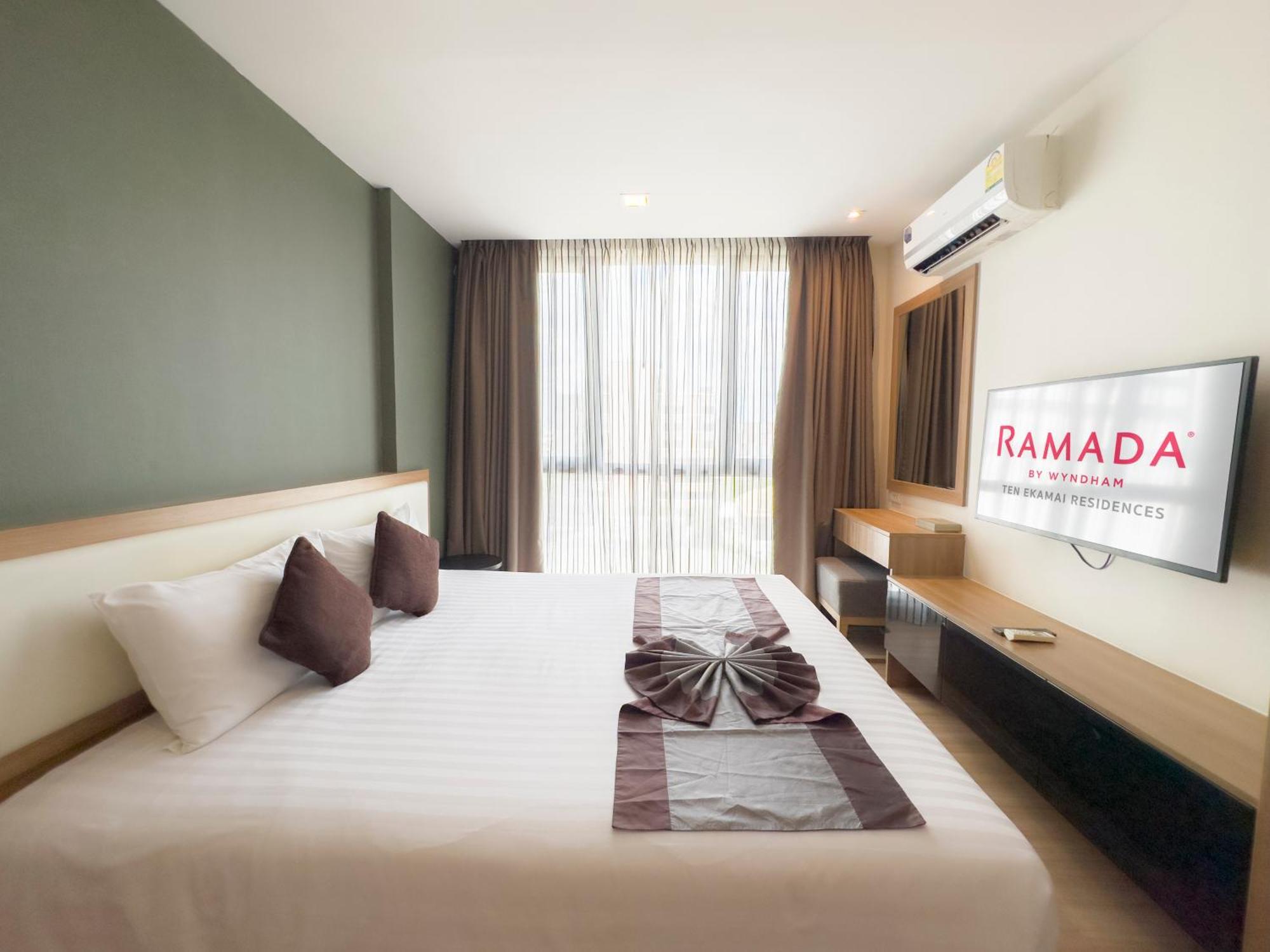 Ramada By Wyndham Bangkok Ten Ekamai Residences Extérieur photo