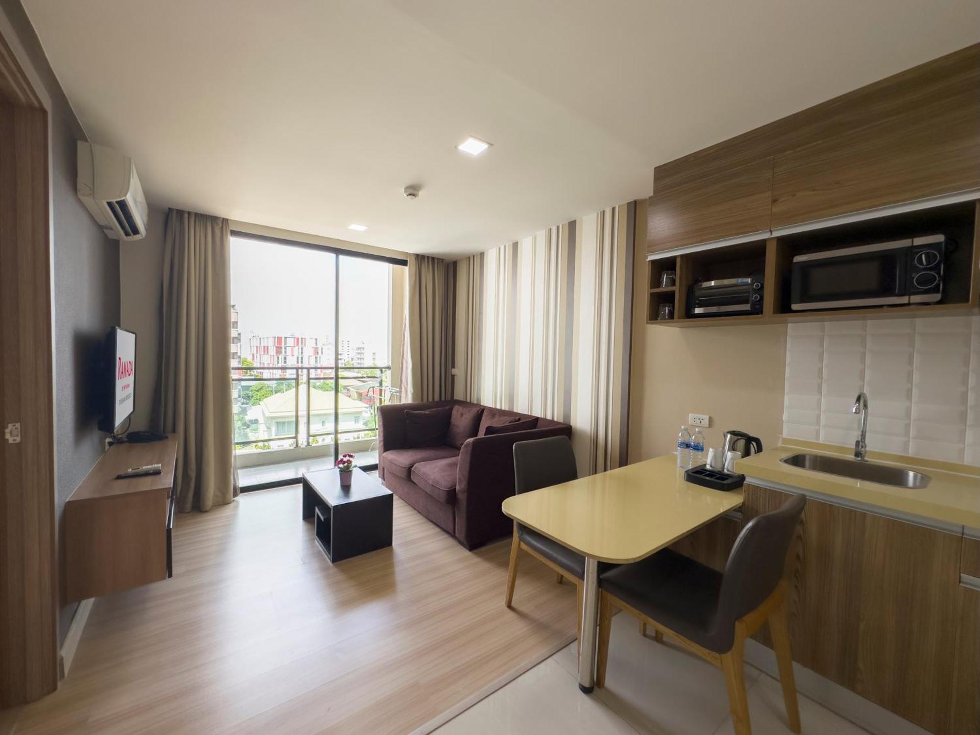 Ramada By Wyndham Bangkok Ten Ekamai Residences Extérieur photo