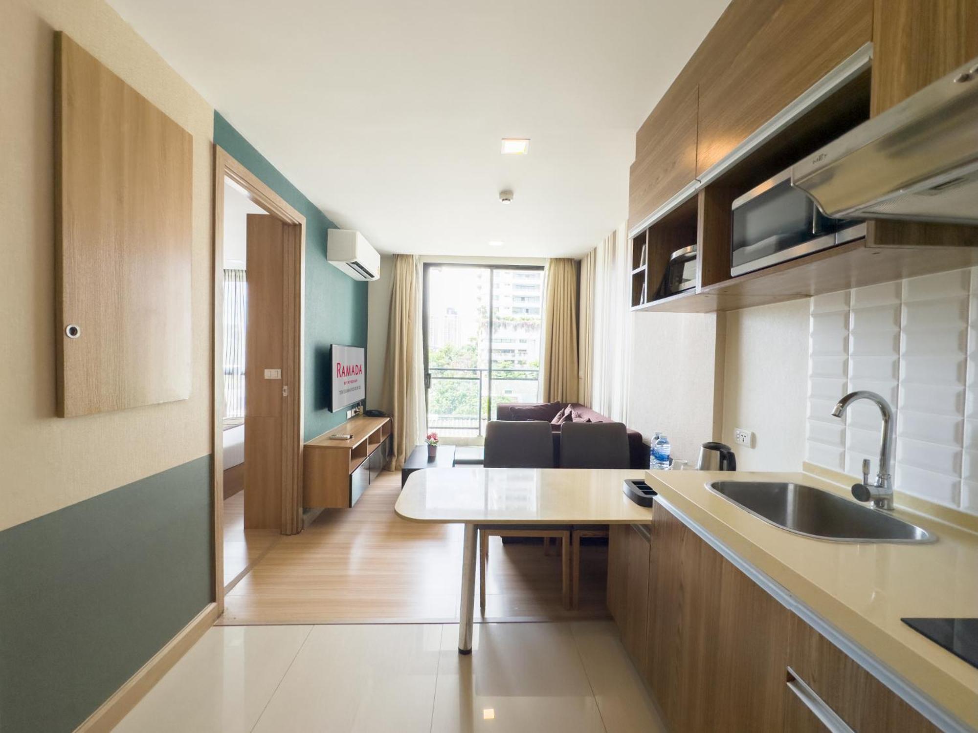 Ramada By Wyndham Bangkok Ten Ekamai Residences Extérieur photo