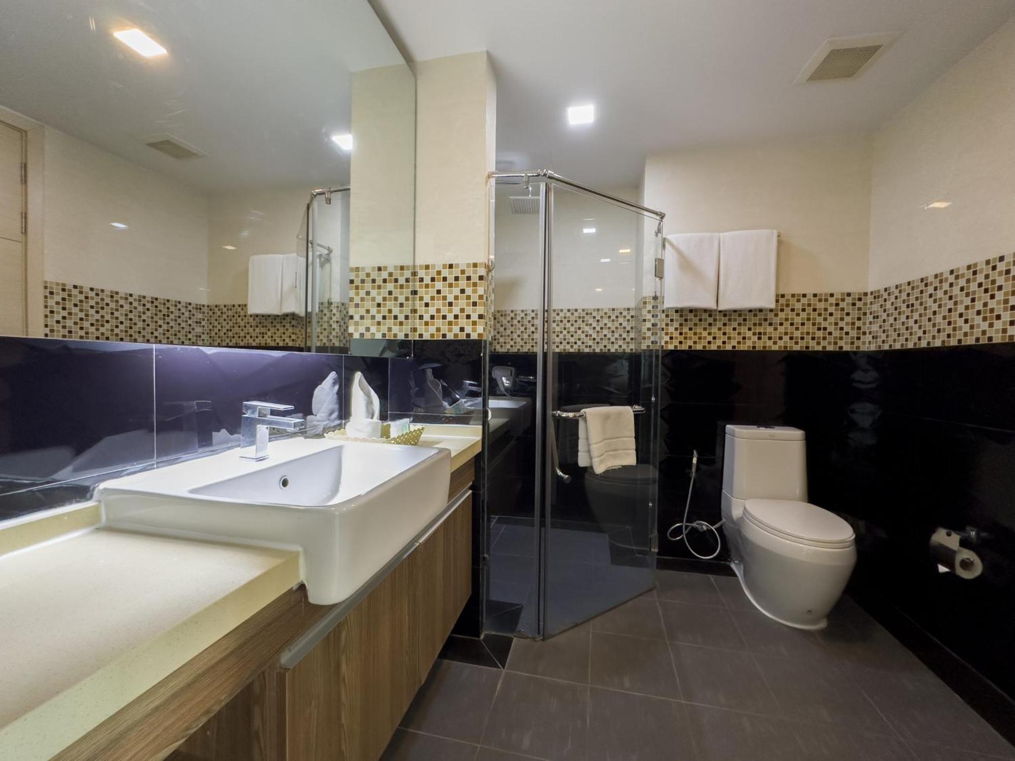 Ramada By Wyndham Bangkok Ten Ekamai Residences Extérieur photo