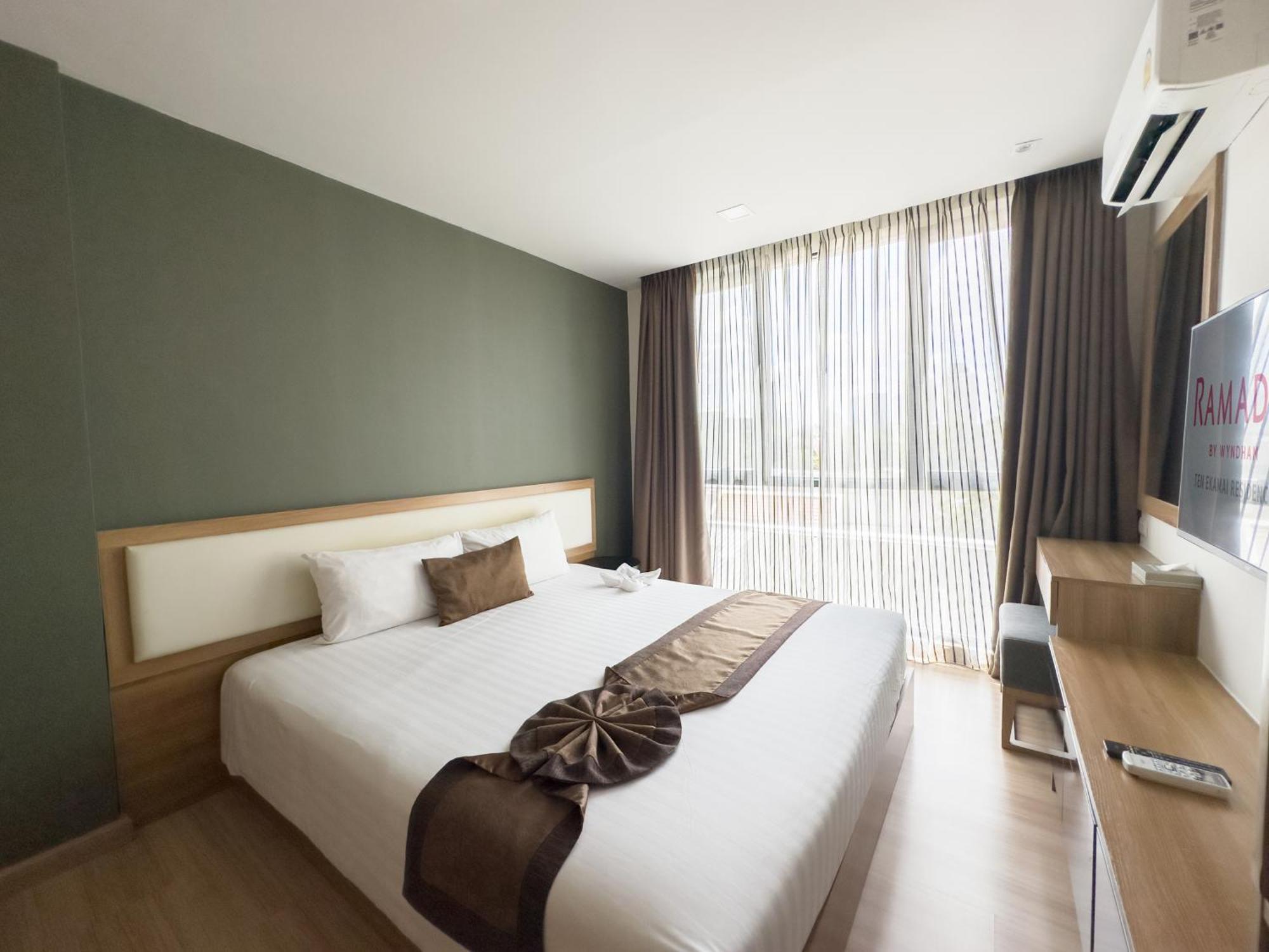 Ramada By Wyndham Bangkok Ten Ekamai Residences Extérieur photo